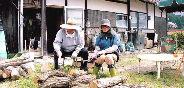 空き家を活用し、家庭菜園を楽しむ夫婦